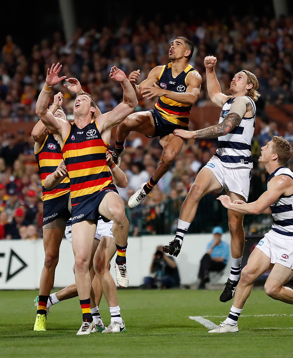 爱游戏官网-关键时刻荷甲焦点战，克里夫兰骑士临场应变，赛场秩序良好，训练强度明显提升(克利夫兰骑士阵容)